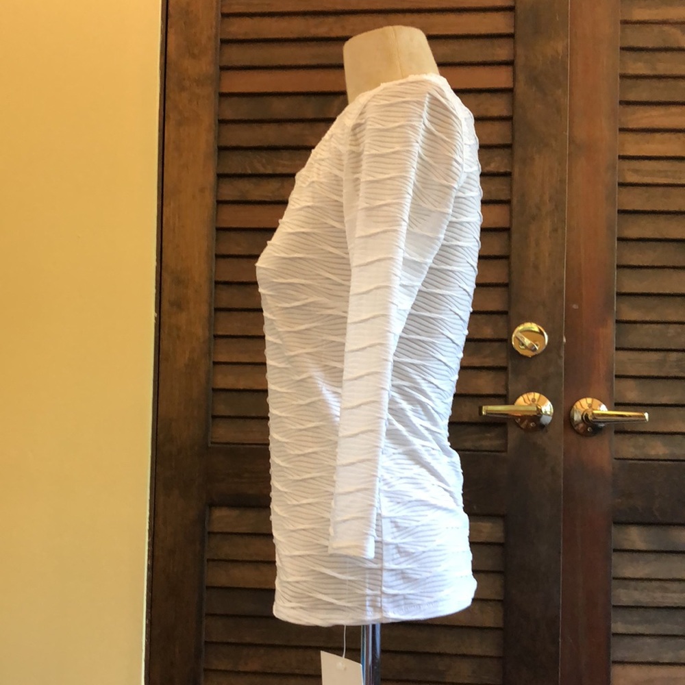 Elegant White Textured Top - Picture 2 of 8